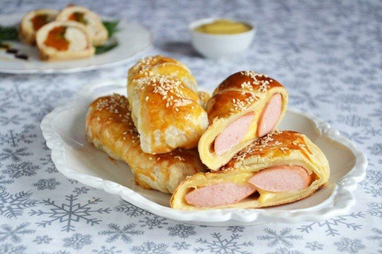 Würstchen mit Käse im Blätterteig im Ofen