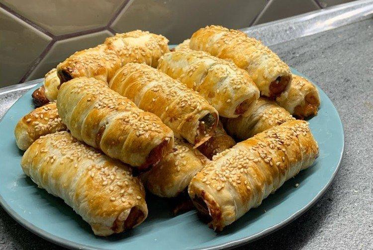 Würstchen mit Cornichons im Blätterteig