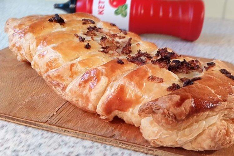 Würstchen mit Käse und Zwiebeln im Blätterteig
