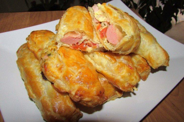 Würstchen mit Tomaten im Blätterteig im Ofen