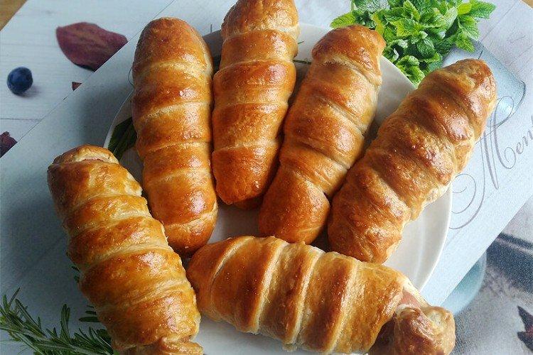 Würstchen mit Gemüse im Blätterteig