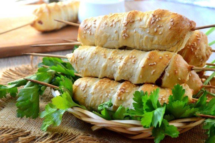 Würstchen mit Pilzen im Blätterteig am Spieß
