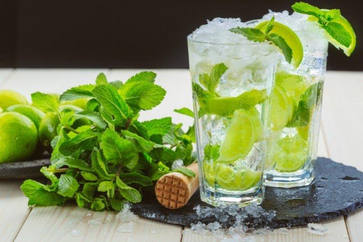 Homemade Lemonade with Mint and Lime