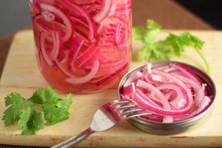 Cebolla encurtida en frasco