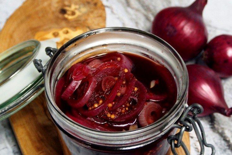 Cebolla encurtida con mostaza