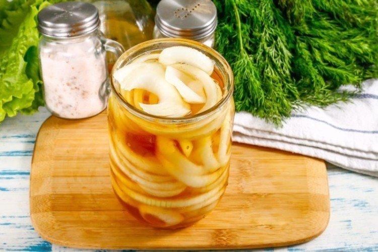Cebolla encurtida con salsa de soja