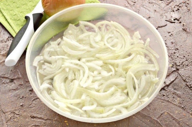 Cebolla encurtida para arenque