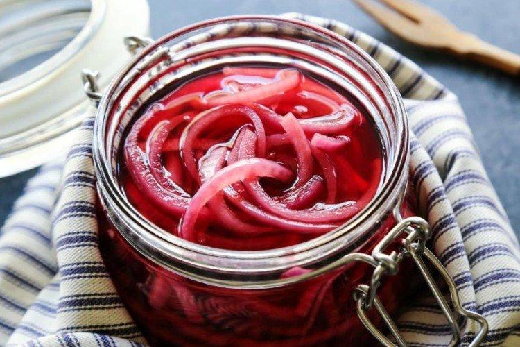 Cebolla roja encurtida con chile