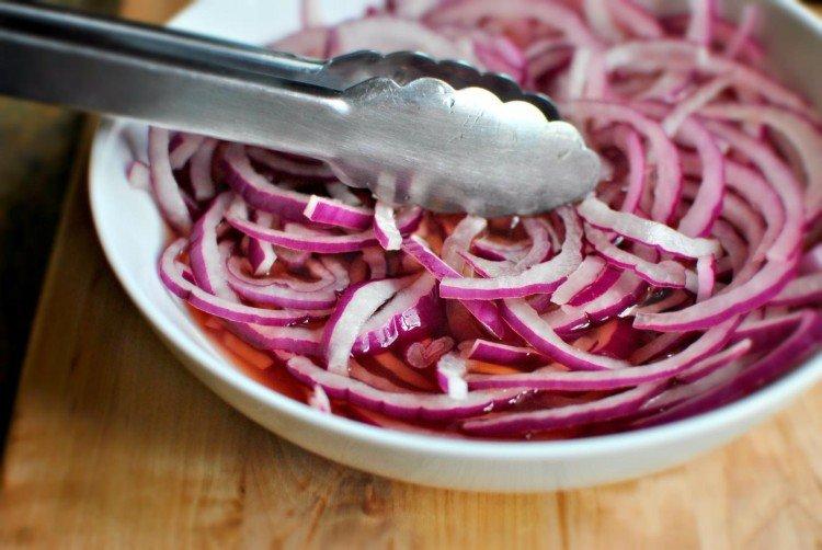 Cebolla encurtida con vinagre de vino