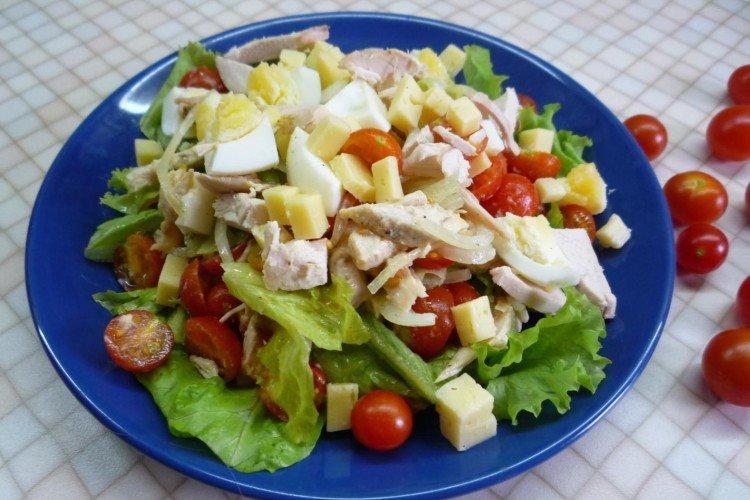 Layered Salad with Cucumbers, Tomatoes, and Chicken