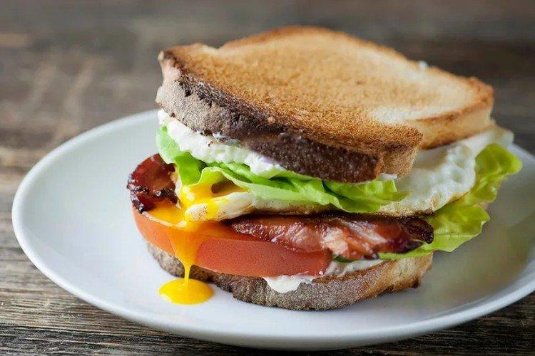 Sándwich con huevo frito, tocino y queso