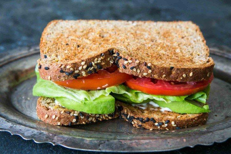Sándwich de aguacate y tomate