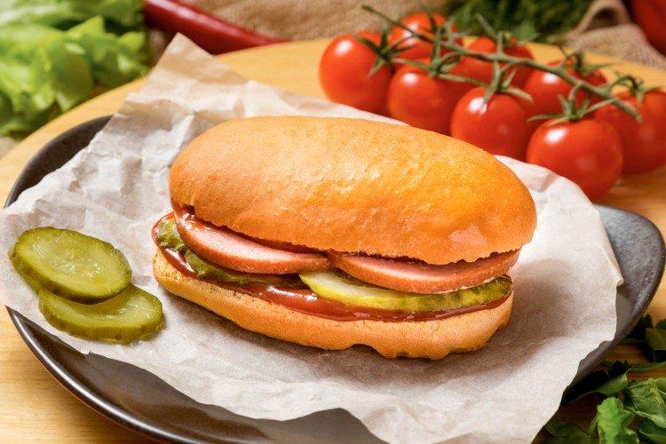 Sándwich de embutido y pepinillos