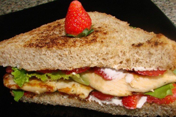 Sándwich de pollo, fresa y albahaca