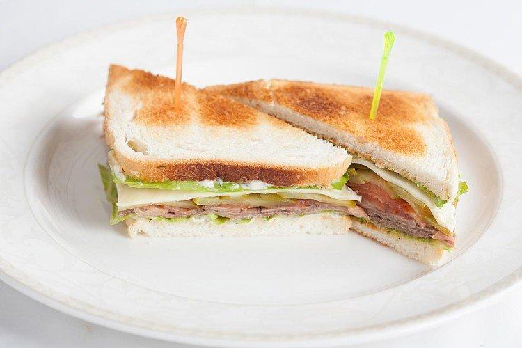 Sándwich de carne asada y mostaza
