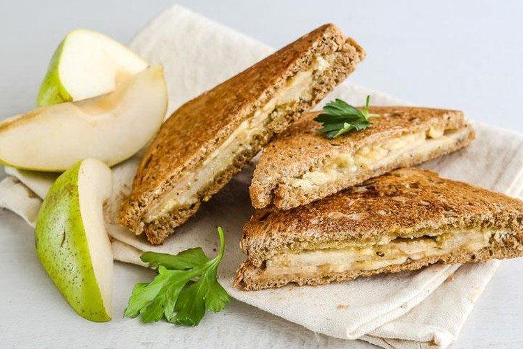 Sándwich de queso y pera
