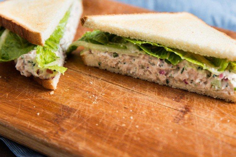 Sándwich de sardinas y queso crema