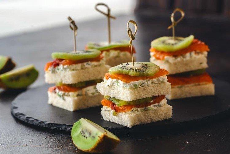 Sándwich de salmón, requesón y kiwi