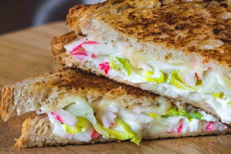Sándwich de palitos de cangrejo