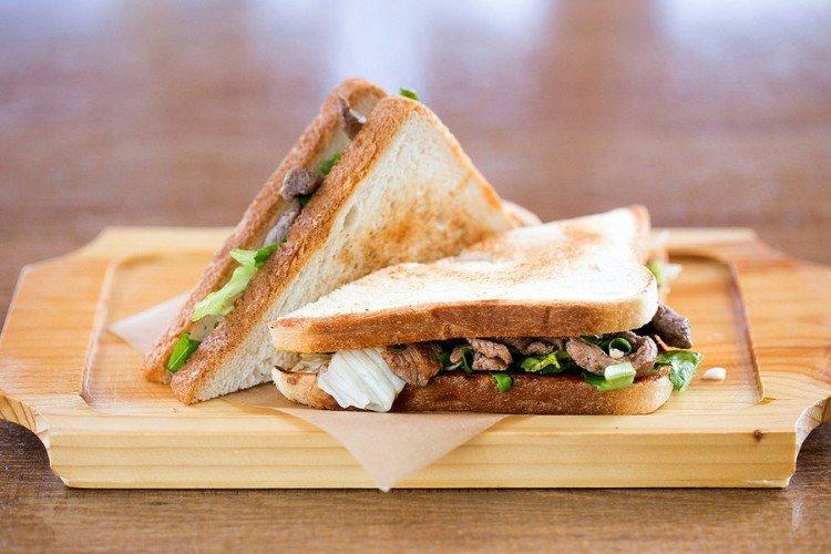 Sándwich de cerdo y manzana