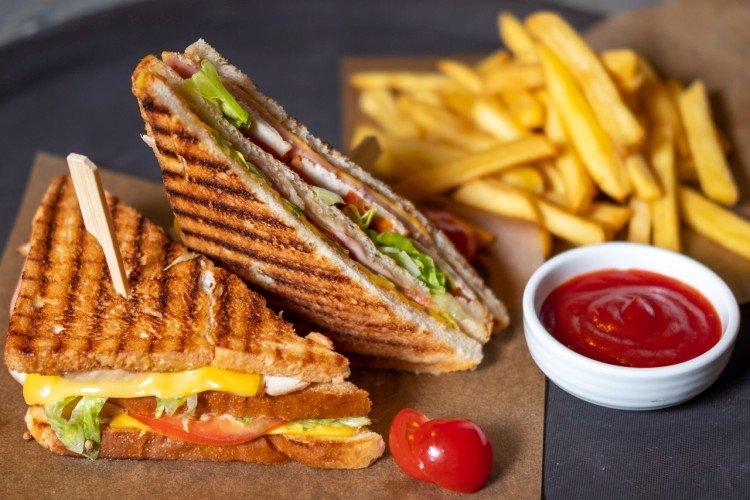 Club sándwich con tocino