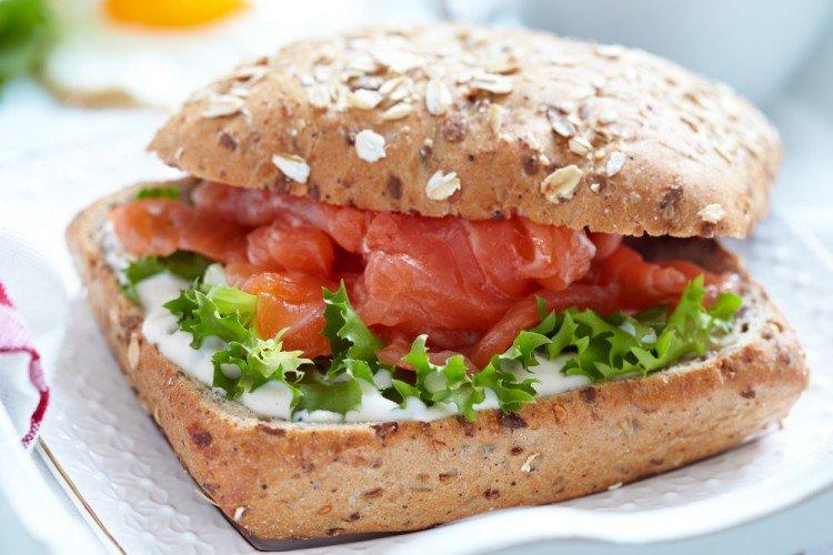 Sándwich de salmón y queso crema