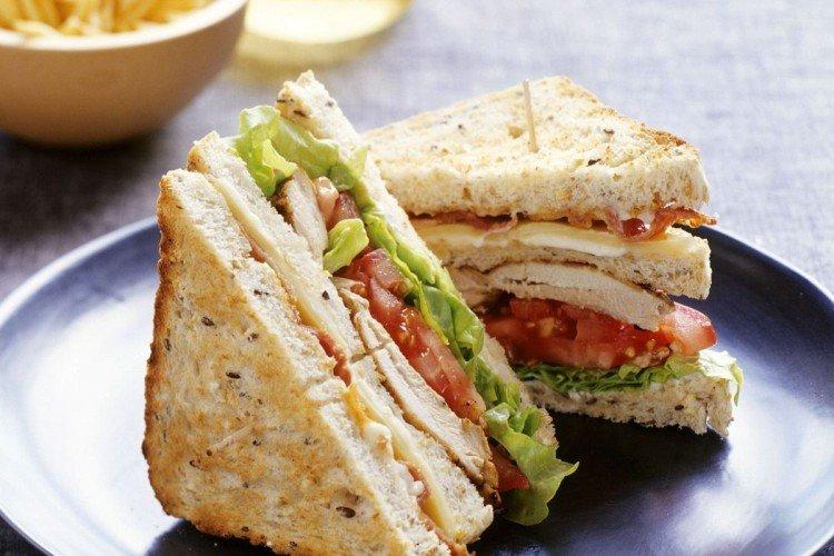 Sándwich de pollo y tomate