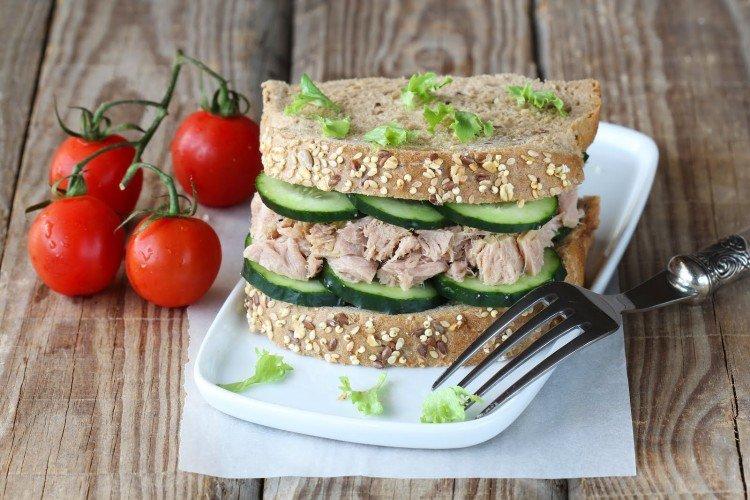 Sándwich de atún, manzana y pepino