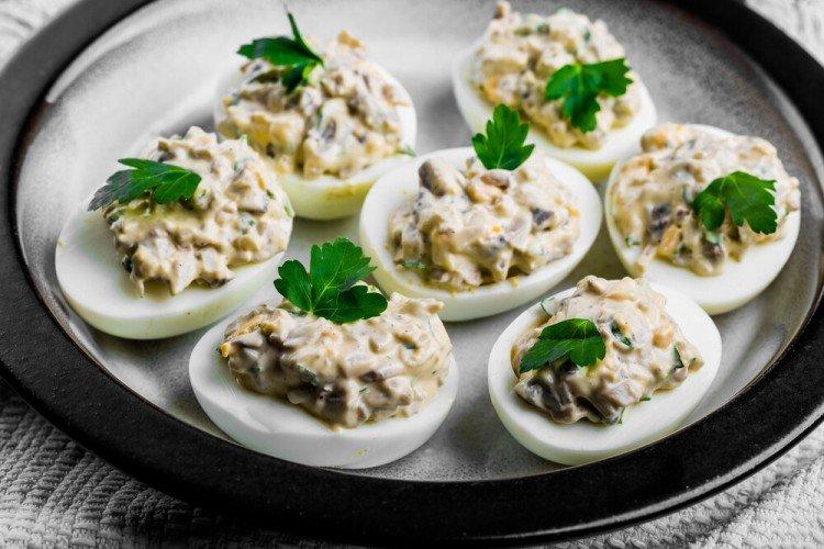 Eier, gefüllt mit Pilzen