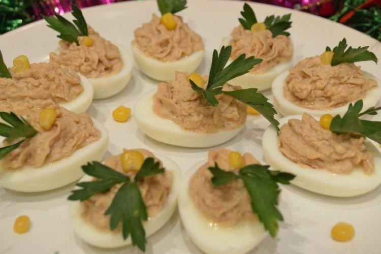Eier, gefüllt mit Kabeljauleber