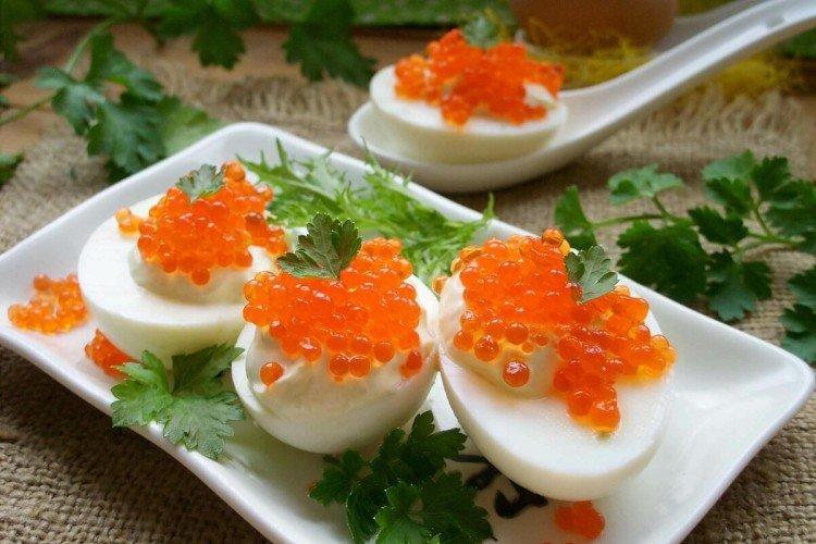 Gefüllte Eier mit rotem Kaviar