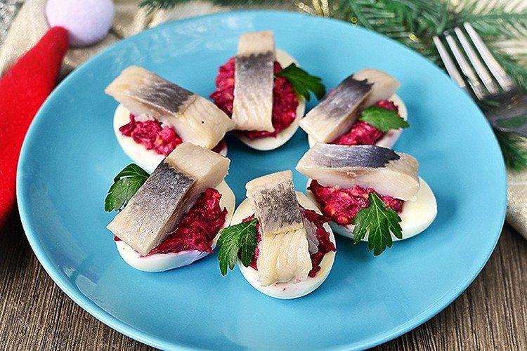 Eier, gefüllt mit Hering und Roter Bete