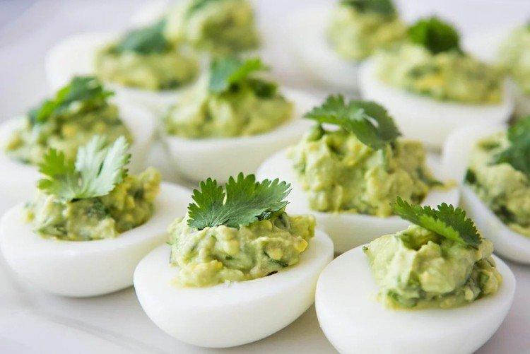 Gefüllte Eier mit Avocado