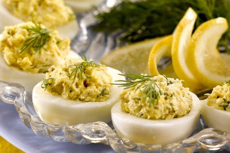 Eier, gefüllt mit Salzgurken