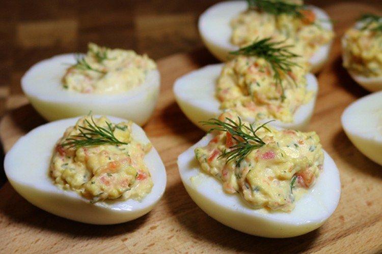 Eier, gefüllt mit Tomaten
