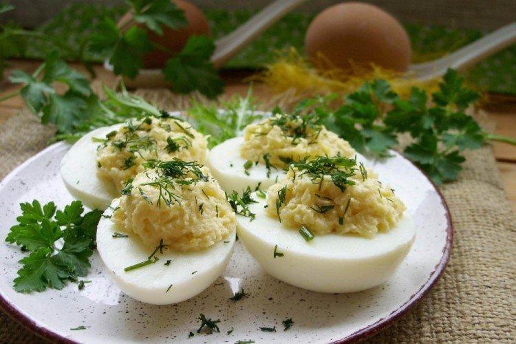 Gefüllte Eier mit Käse