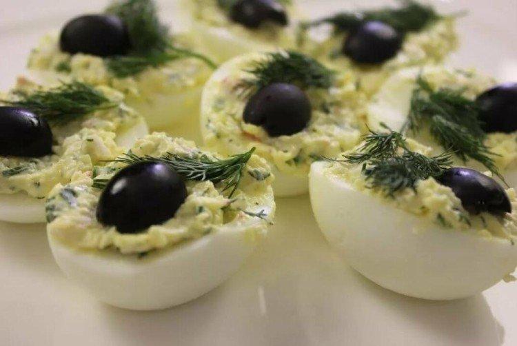 Gefüllte Eier mit schwarzen und grünen Oliven