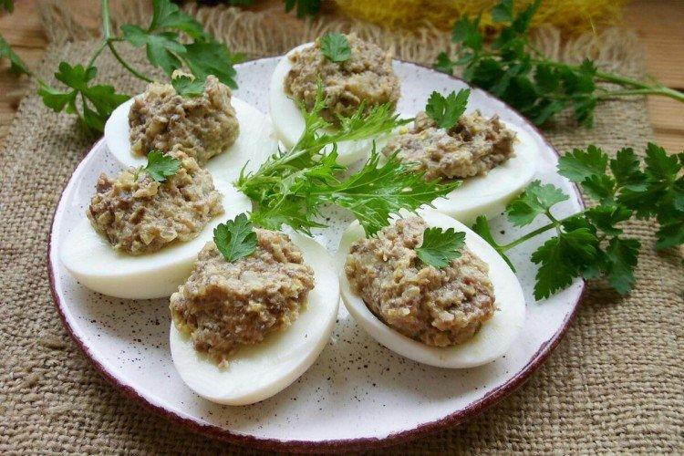 Eier, gefüllt mit Leber
