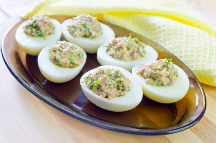 Gefüllte Eier mit Kabeljau
