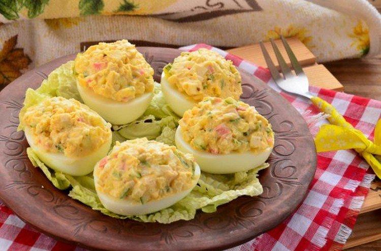 Eier, gefüllt mit Krabbenstäbchen
