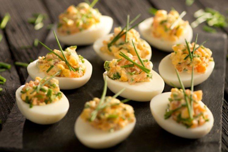 Eier, gefüllt mit Lachs