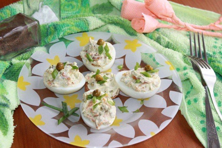 Eier, gefüllt mit Tintenfisch und grünen Erbsen