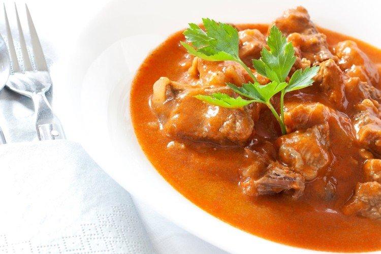 Gulash de cerdo clásico con salsa