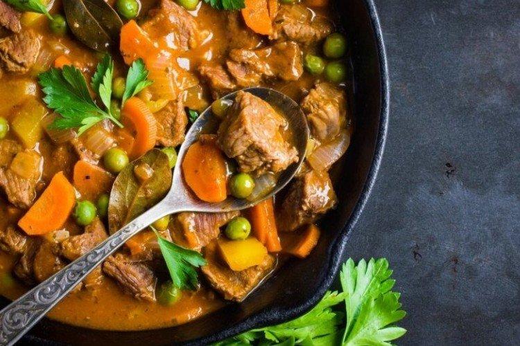 Gulash de cerdo con guisantes verdes