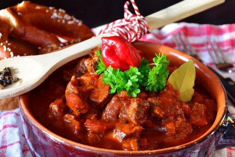 Gulash de cerdo con salsa de granada