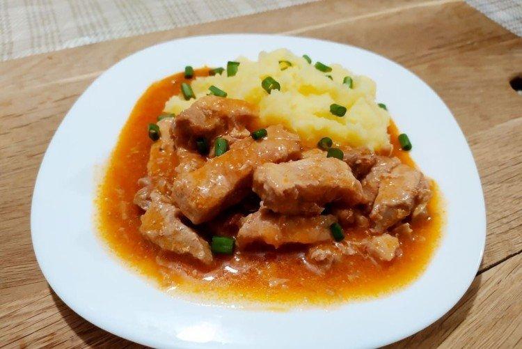 Gulash de cerdo en olla de cocción lenta