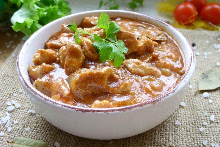 Gulash de cerdo con crema agria
