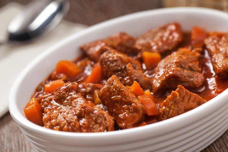 Gulash de cerdo con salsa a base de vino tinto