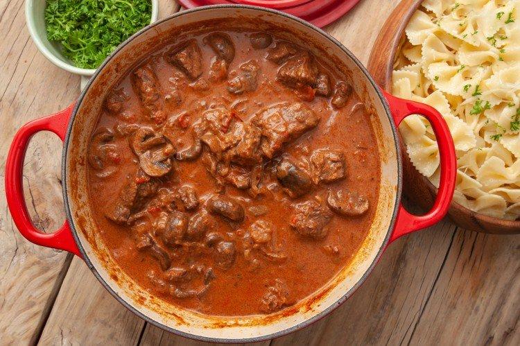 Gulash de cerdo con champiñones