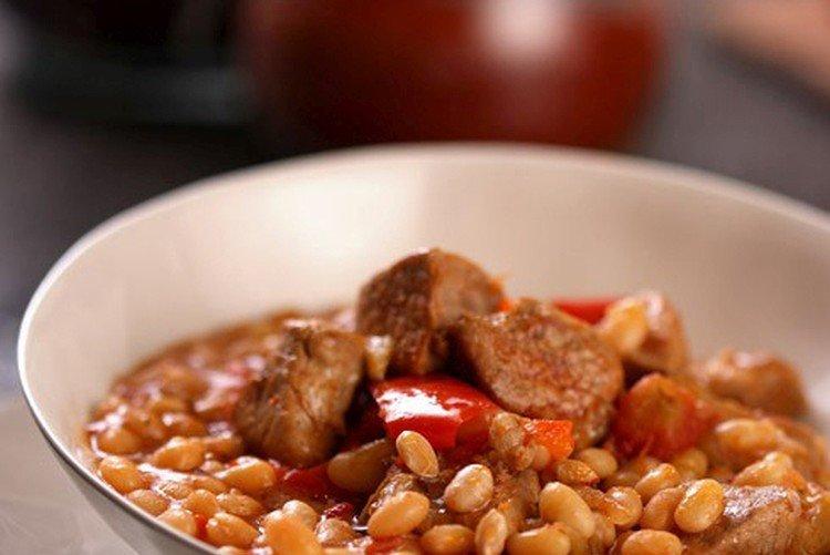 Gulash de cerdo con judías y salsa